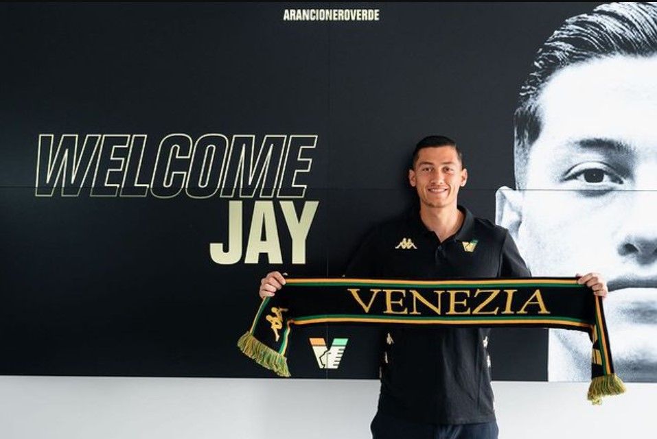 Jay Idzes saat diperkenalkan oleh Venezia.