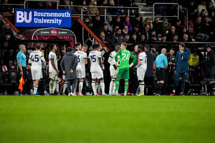 Suasana di pertandingan Bournemouth vs Luton Town di Vitality Stadium pada Minggu (17/12/2023). Pertandingan dihentikan pada menit ke-59 karena kapten Luton, Tom Lockyer, kolaps di lapangan.