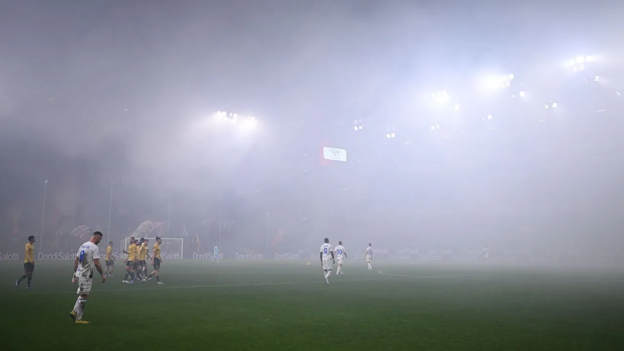 Flare ganggu pertandingan Genoa vs Inter Milan di Serie A, Sabtu, (30/12/2023)/Twitter