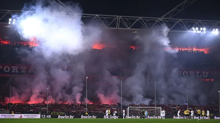 Flare di pertandingan Genoa vs Inter Milan, Sabtu (30/12/2023)