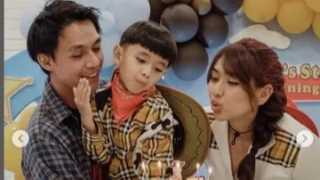 Yolla Yuliana dan Mantan Suami Kaesar Akbar saat merayakan ulang tahun Rumi/IG Yolla