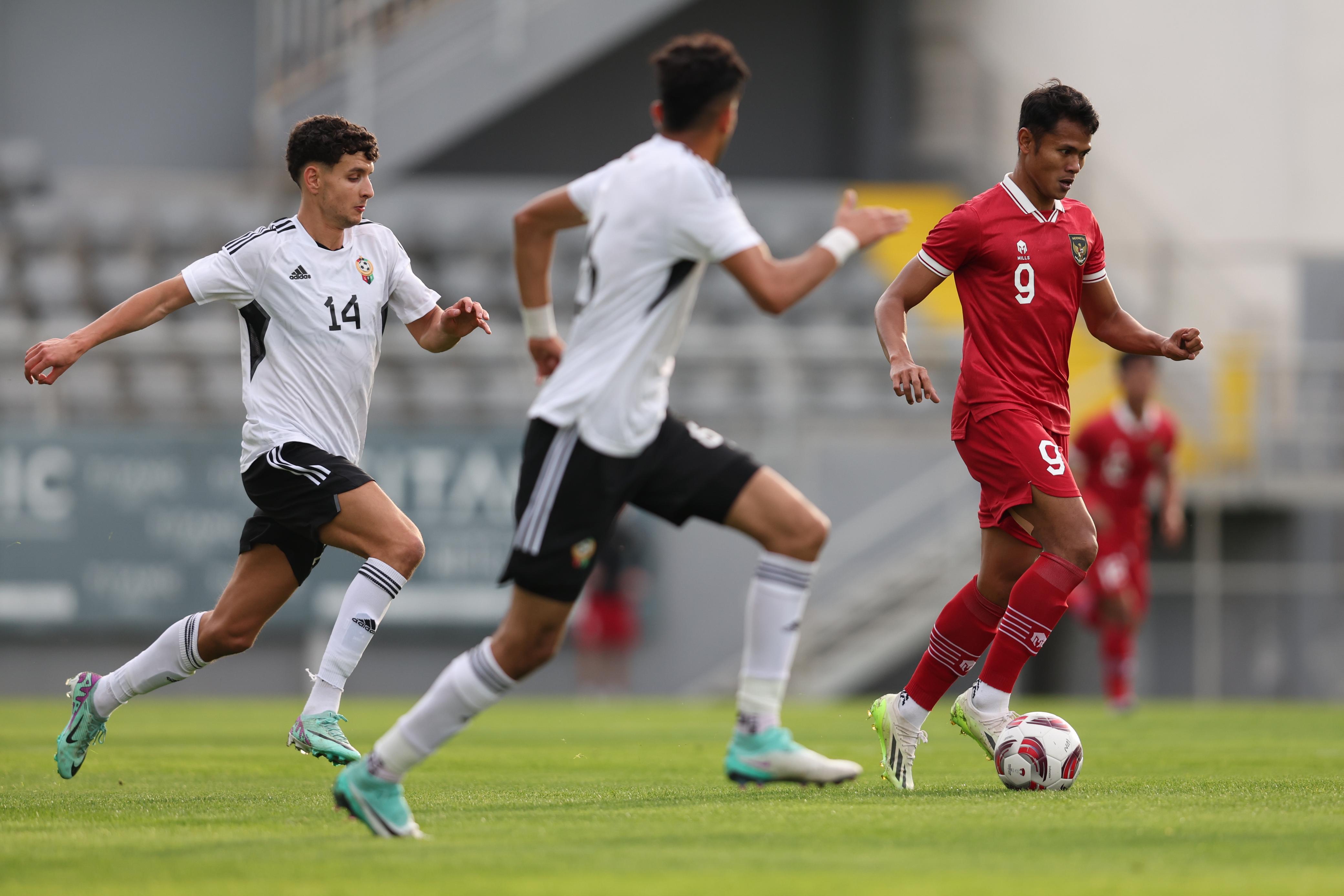 Dimas Drajad  mencoba melewati pemain lawan dalam laga ujicoba timnas Indonesia vs Libya di Stadion Titanic Mardan, Antalya, Turki, 2 Januari 2024 (dok.PSSI)