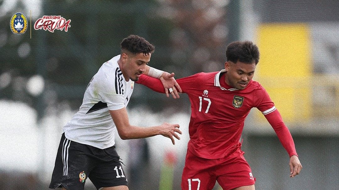 Saddil Ramdani berduel dengan pemain lawan dalam laga ujicoba timnas Indonesia vs Libya di Stadion Titanic Mardan, Antalya, Turki, 2 Januari 2024 (dok.PSSI)