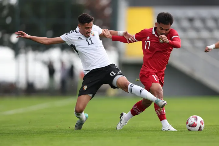 Saddil Ramdani berduel dengan pemain lawan dalam laga ujicoba timnas Indonesia vs Libya di Stadion Titanic Mardan, Antalya, Turki, 2 Januari 2024 (dok.PSSI)