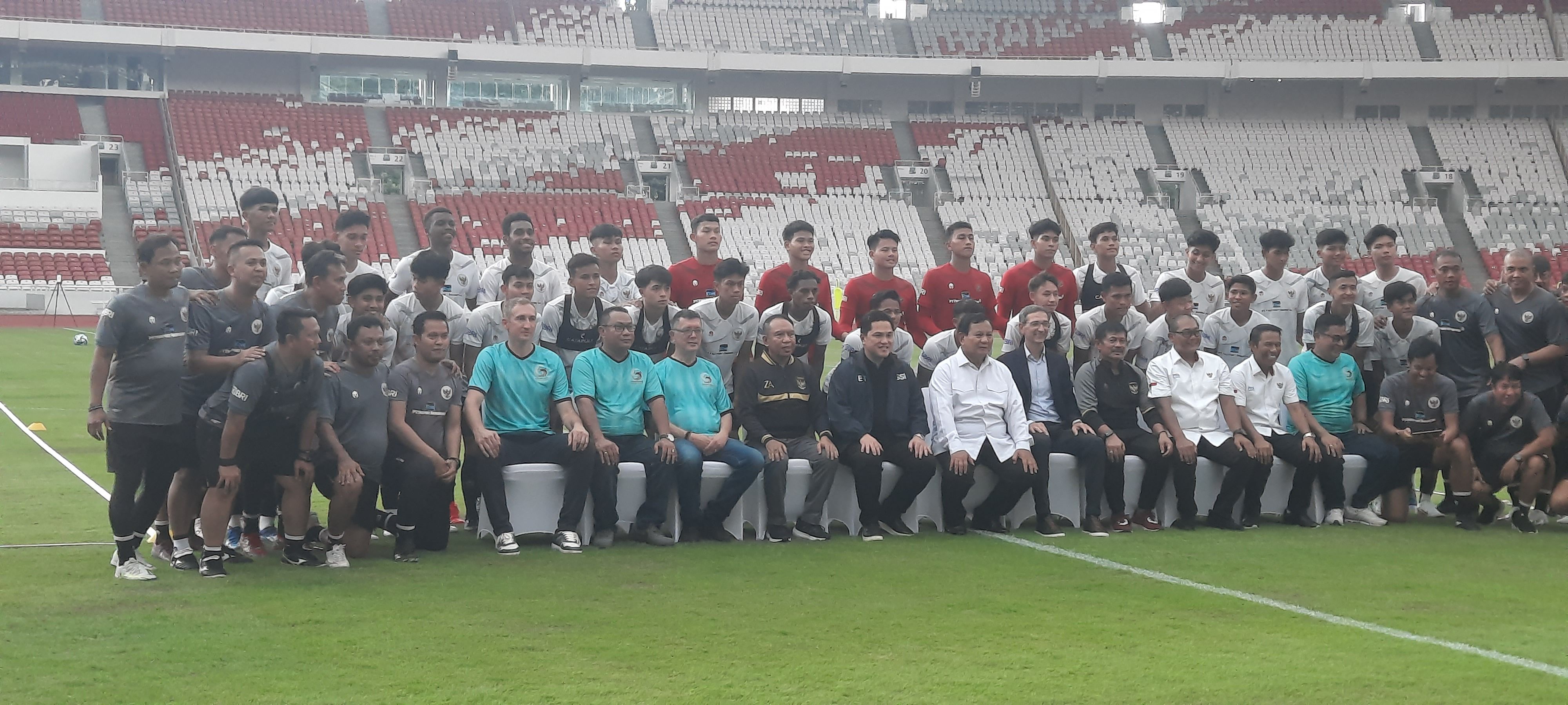 Pendiri Akademi Sepakbola Garudayaksa, Prabowo Subianto mengadakan perjanjian kerja sama alias memorandum of understanding (MoU) dengan Aspire Academy Qatar di Stadion Utama Gelora Bung Karno, Jakarta, 8 Januari 2024 (Sportcorner.id/Alsadadrudi)