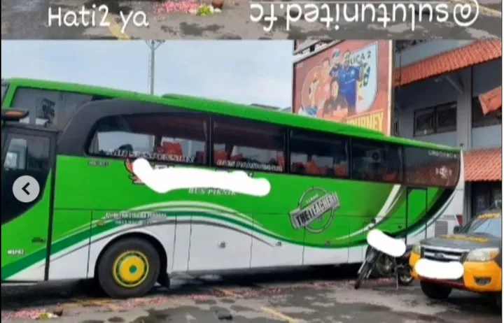 Bus yang mengangkut tim Sulut United didatangi orang tak dikenal yang membawa kembang dan kendi. (IG Tranfer Liga 2)