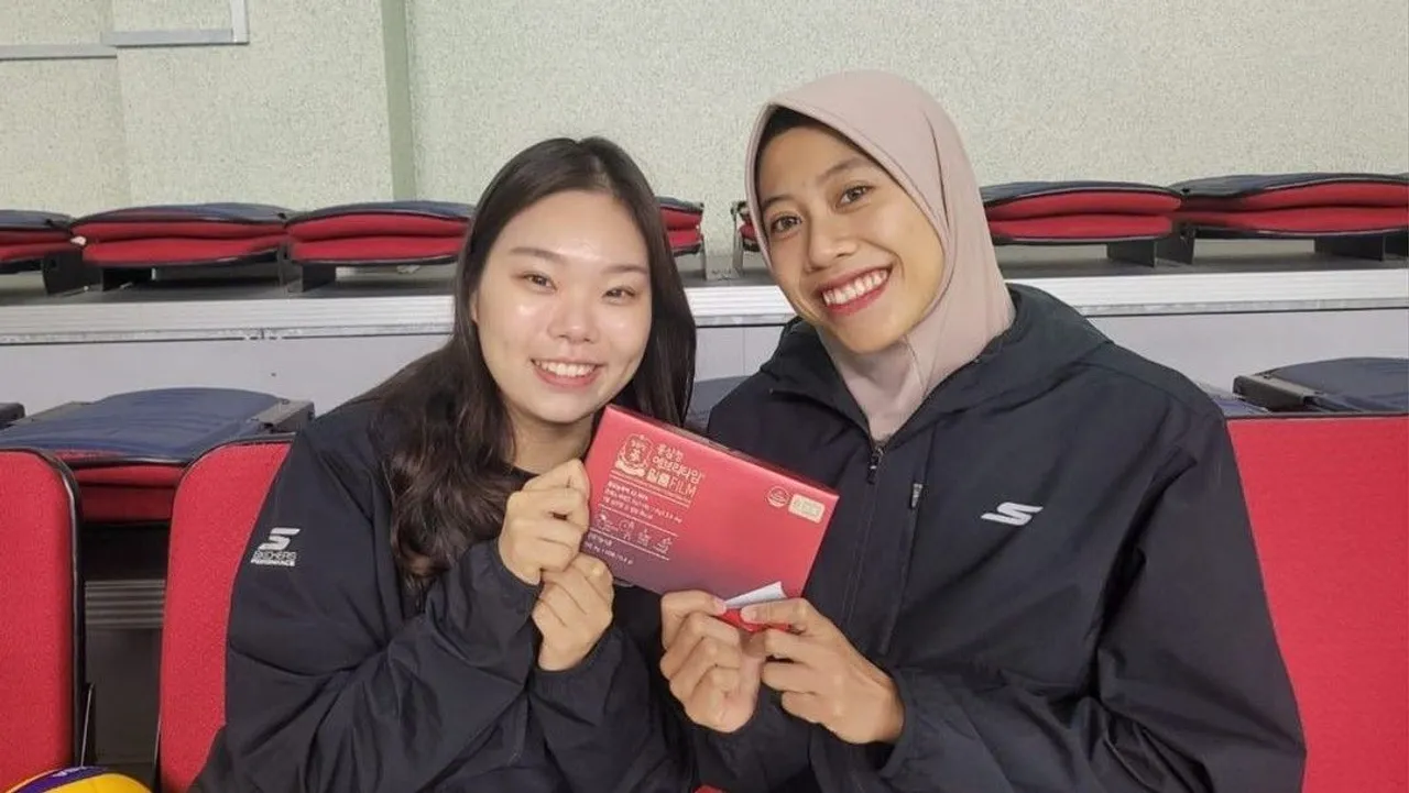 Megawati Hangestri Pertiwi dan Penerjemah Kim Yoon Sol alias Solmangat (Sumber: Instagram @megawatihangestrip)