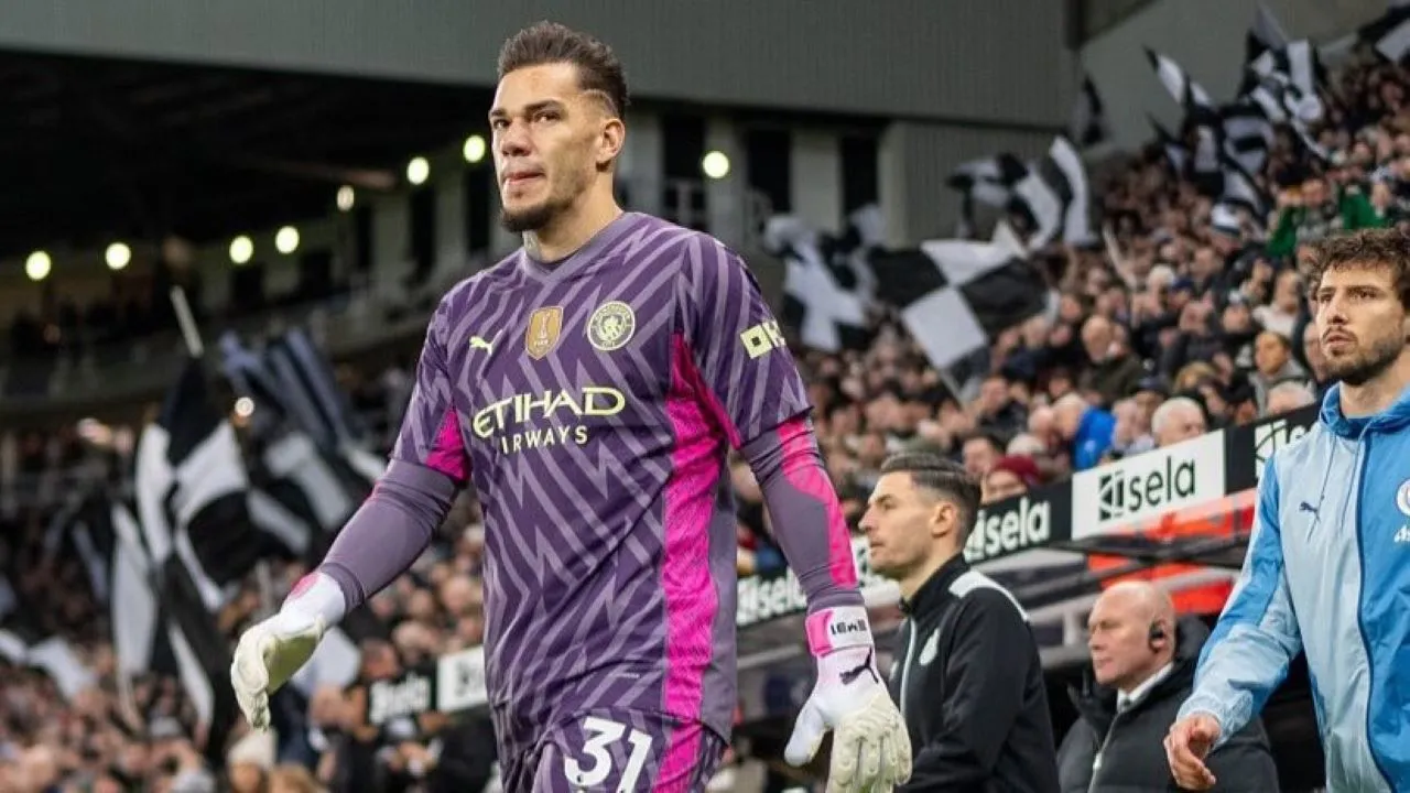 Ngerinya Cedera Kiper ManCity Ederson, Kakinya Bolong