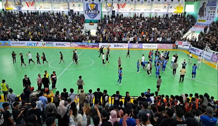 Pemilik Black Steel FC kolaps di tengah pertandingan lawan Kancil WHW Pontianak, Sabtu (13/1/2024)/dok. Galeri Futsal.