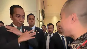Cellos Botak Ajak Jokowi Lakukan Selebrasi Siuu Ala Ronaldo (Sumber: Instagram @celloszxz)