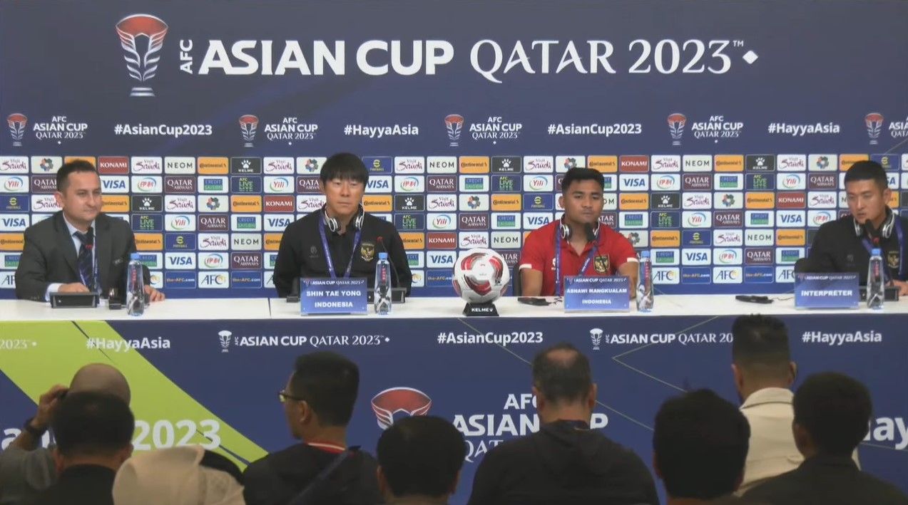 Shin Tae-yong dan Asnawi Mangkualam saat menghadiri konferensi pers Piala Asia 2023, Minggu (14/1/2023)/tangkapan layar Youtube AFC.