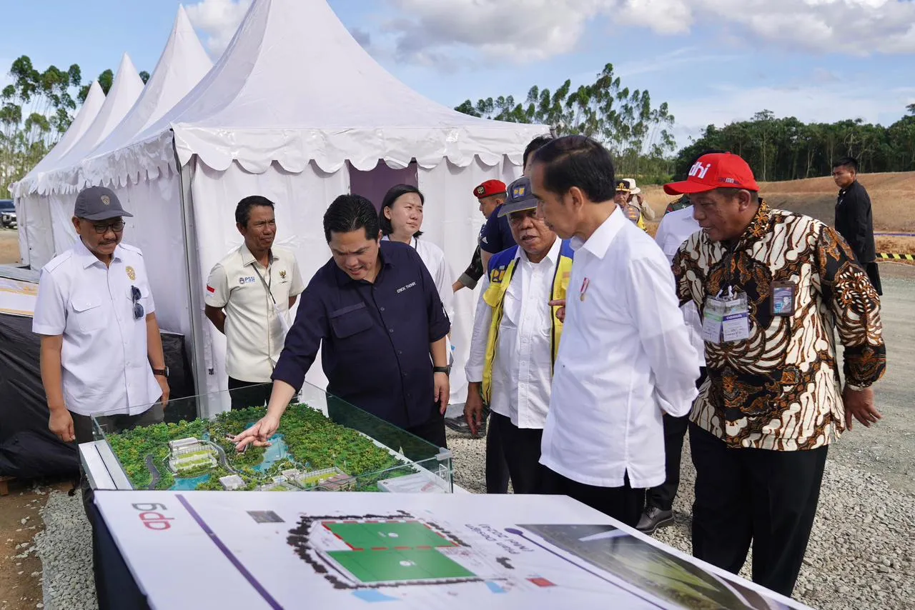 Presiden Joko Widodo Meninjau Pembangunan Training Center PSSI di IKN Didampingi Erick Thohir