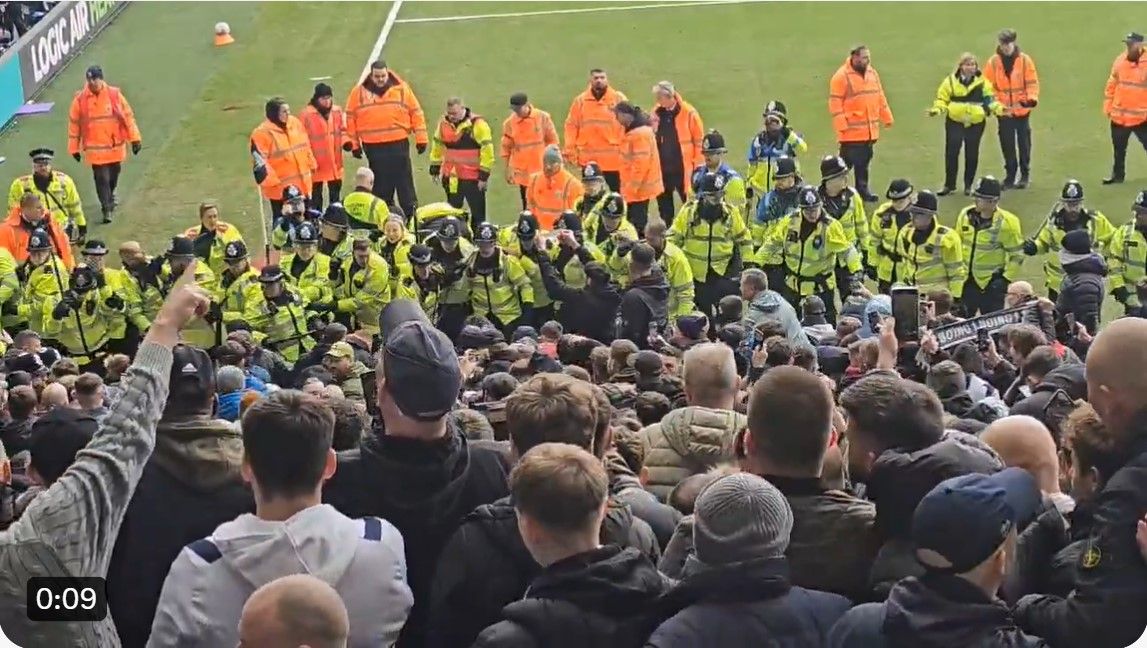 Terjadi kericuhan antar suporter di laga West Bromwich Albion vs Wolves di FA Cup, Minggu (28/1/2024) malam WIB/tangkapan layar West Brom Fan TV.