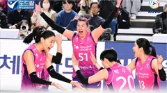 pink spiders vs hi-pass.jpg - Willow Johnson melakoni debutnya di V-League saat Pink Spiders lawan Hi-Pass, Selasa (30/1/2024)/foto: IG KOVO.