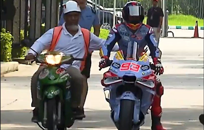 Momen ketika Ducati GP23 Marc Marquez distut oleh Honda Bapak-bapak di tes MotoGP Sepang, Selasa (6/2/2024).