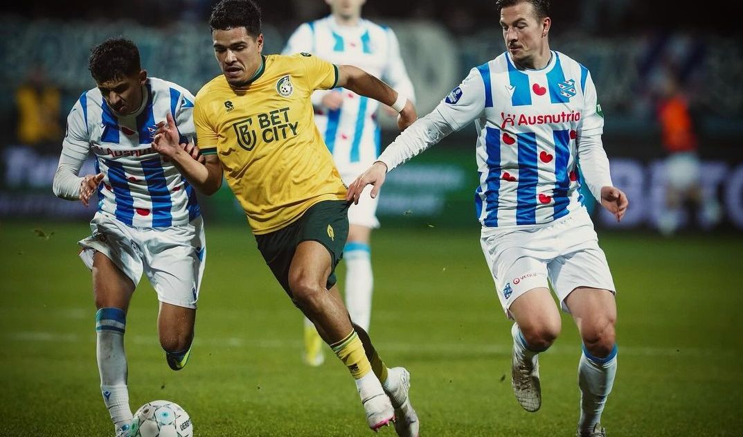 Ragnar Oratmangoen berhadapan dengan SC Heerenveen, klub yang diperkuat oleh Thom Haye di Eredivisie, Minggu (4/2/2024)/foto: IG Ragnar Oratmangoen.