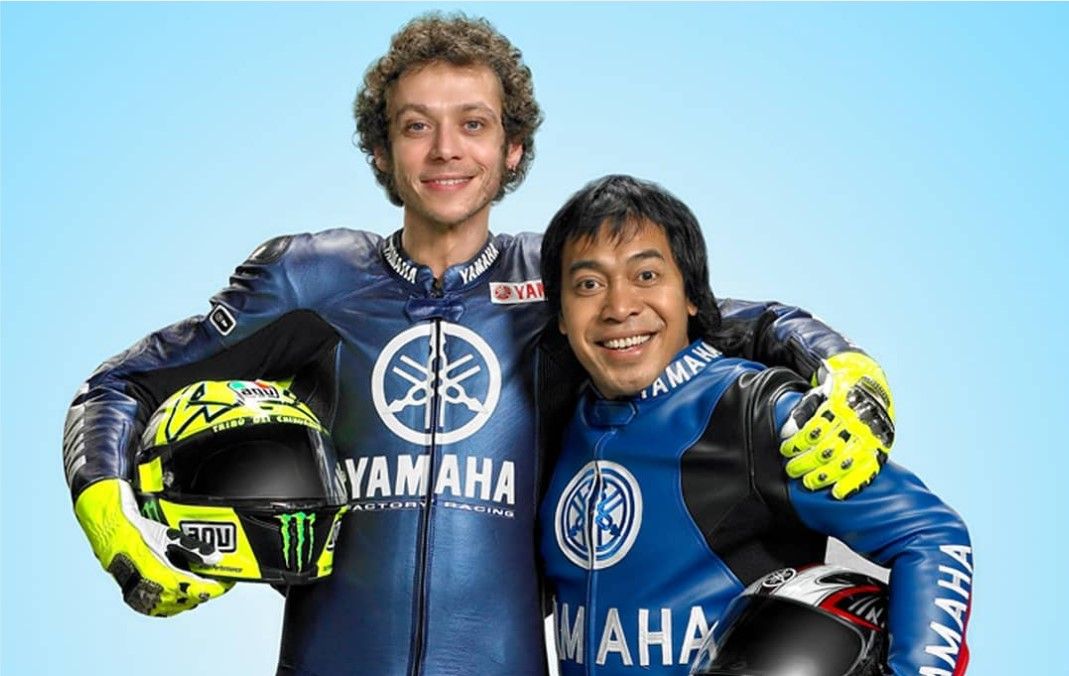 Komeng Alfiansyah dan Valentino Rossi ketika menjadi bintang iklan untuk Yamaha.