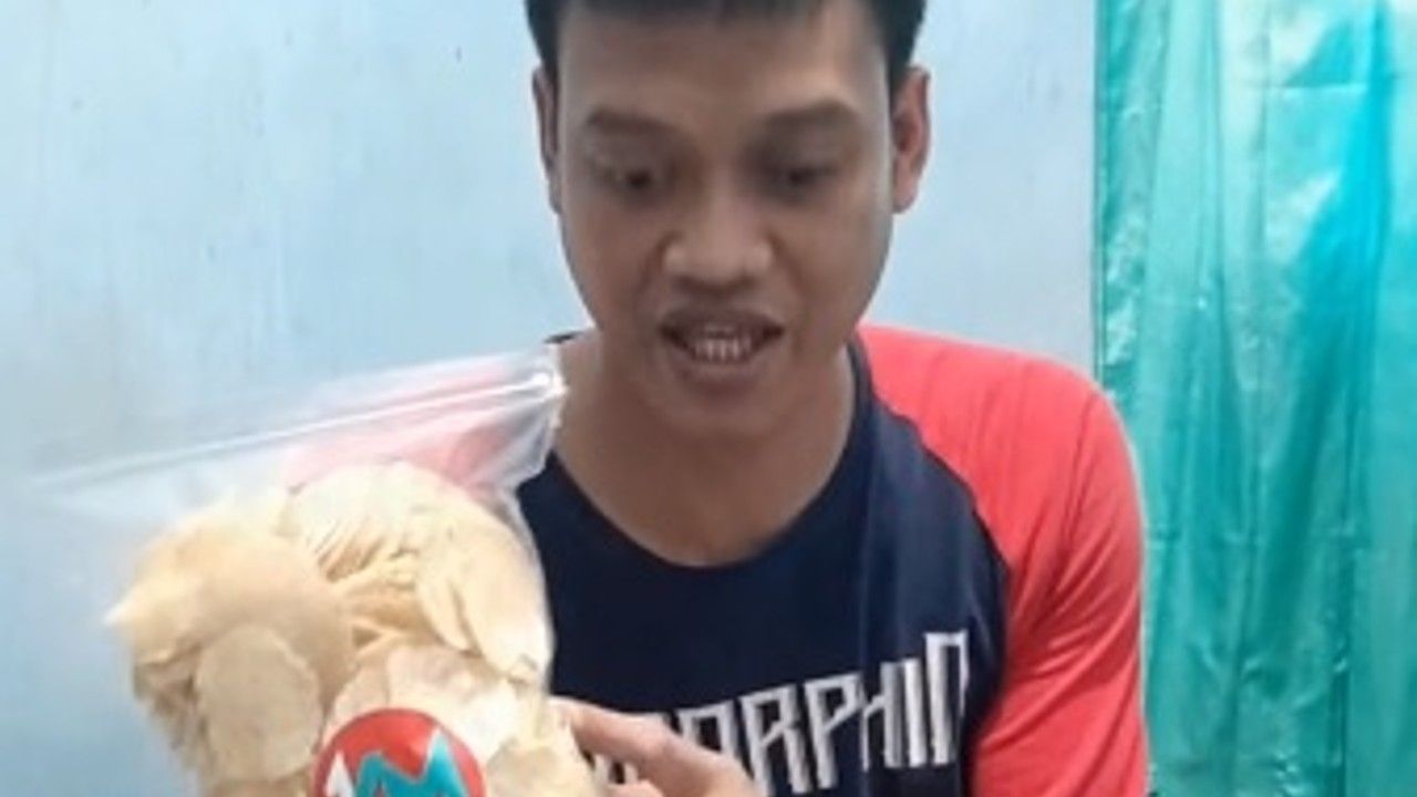 Kurnia Meiga jualan emping (Sumber: TikTok @kurniameiga_1)