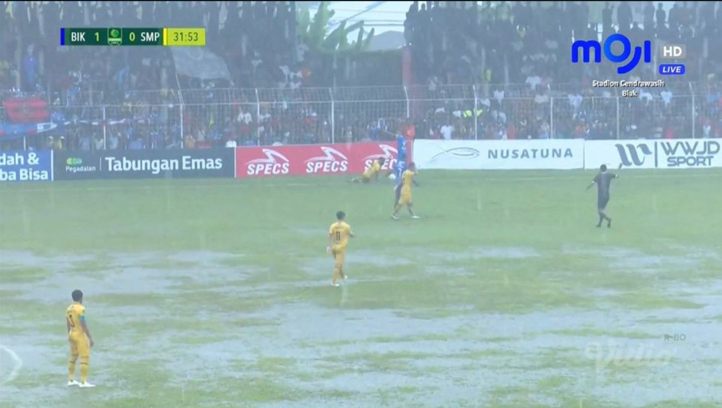 Laga PSBS Biak vs Semen Padang ditangguhkan akibat lapangan tergenang air setelah hujan deras, Selasa (5/3/2024).