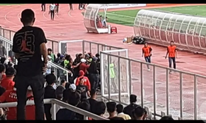 Seorang penonton yang coba memasuki lapangan sata laga playoff Liga 2 untuk memperebutkan satu tiket terakhir ke Liga 1 yang mempertemukan Malut United vs Persiraja Banda Aceh di Stadion Madya, Sabtu, 9 Maret 2024 (Alsadadrudi/Sportcorner)