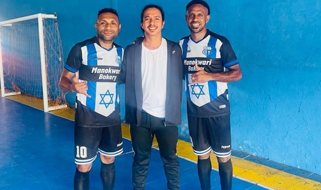 Titus Bonai mengenakan jersey dengan bendera Israel/foto: IG Titus Bonai.