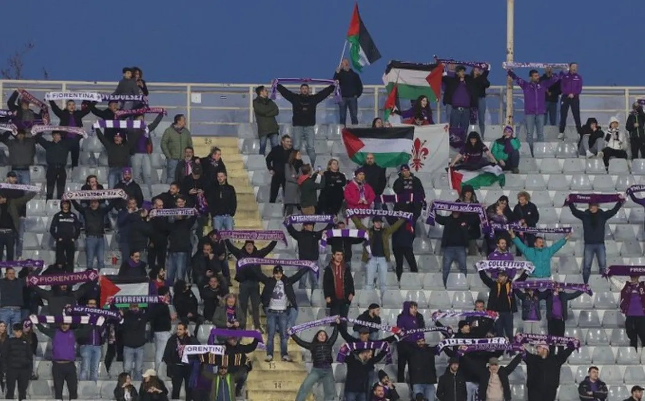 Tifosi Fiorentina membawa bendera Palestina saat menjamu Maccabi Haifa, Jumat (15/3/2024)/foto: Twitter @medioclubid.