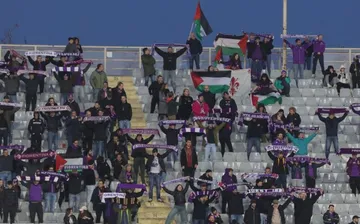 Tifosi Fiorentina membawa bendera Palestina saat menjamu Maccabi Haifa, Jumat (15/3/2024)/foto: Twitter @medioclubid.