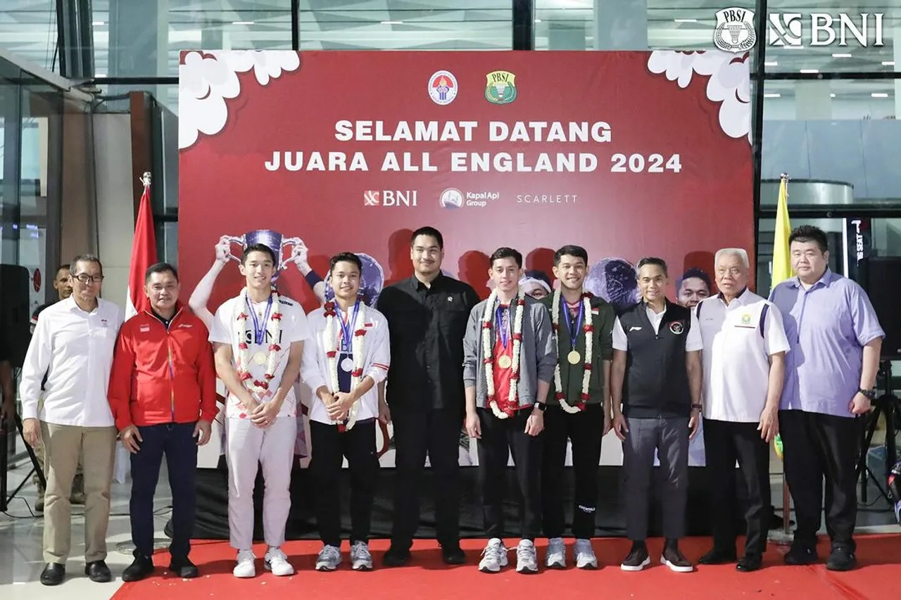 Menpora Dijulidin Gegara Ogah Minggir di Foto Bareng Juara All England