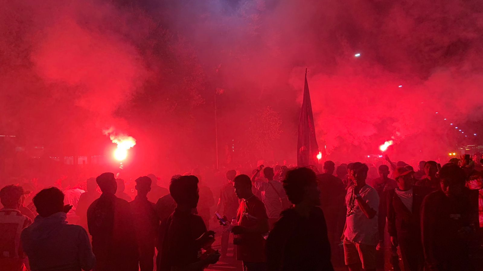 Suporter Indonesia Masuki Stadion GBK dengan Flare