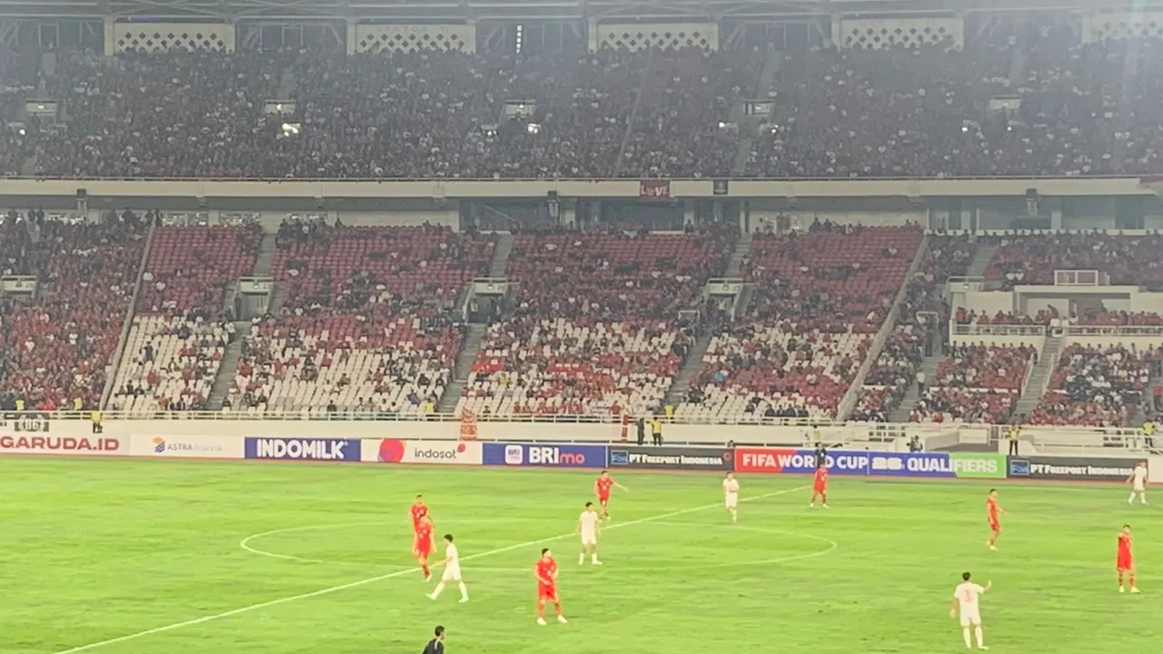 Tribun VIP/ Premium East di Stadion GBK masih terlihat kosong saat laga telah berlangsung.