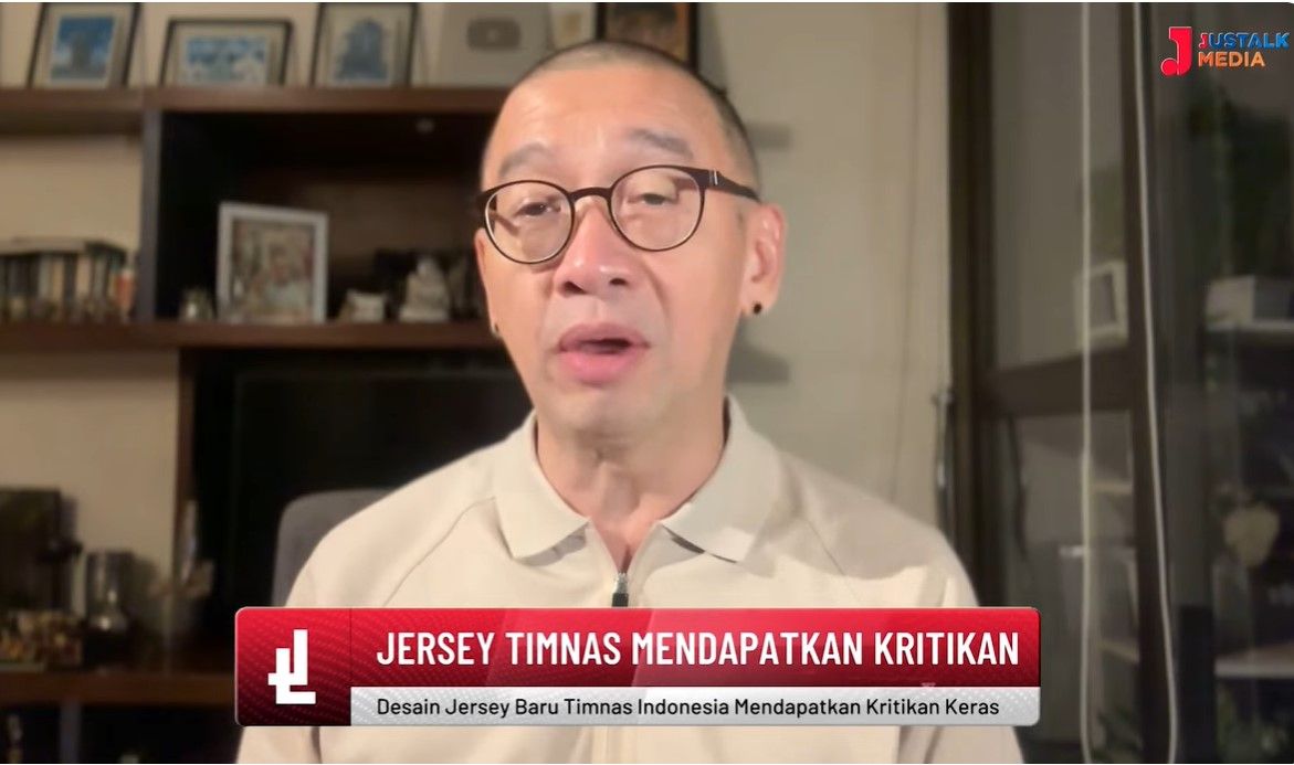 Coach Justin yang mengulti Ernanda Putra, desainer jersey timnas Indonesia besutan Erspo/foto: Tangkapan layar Youtube Coach Justin.