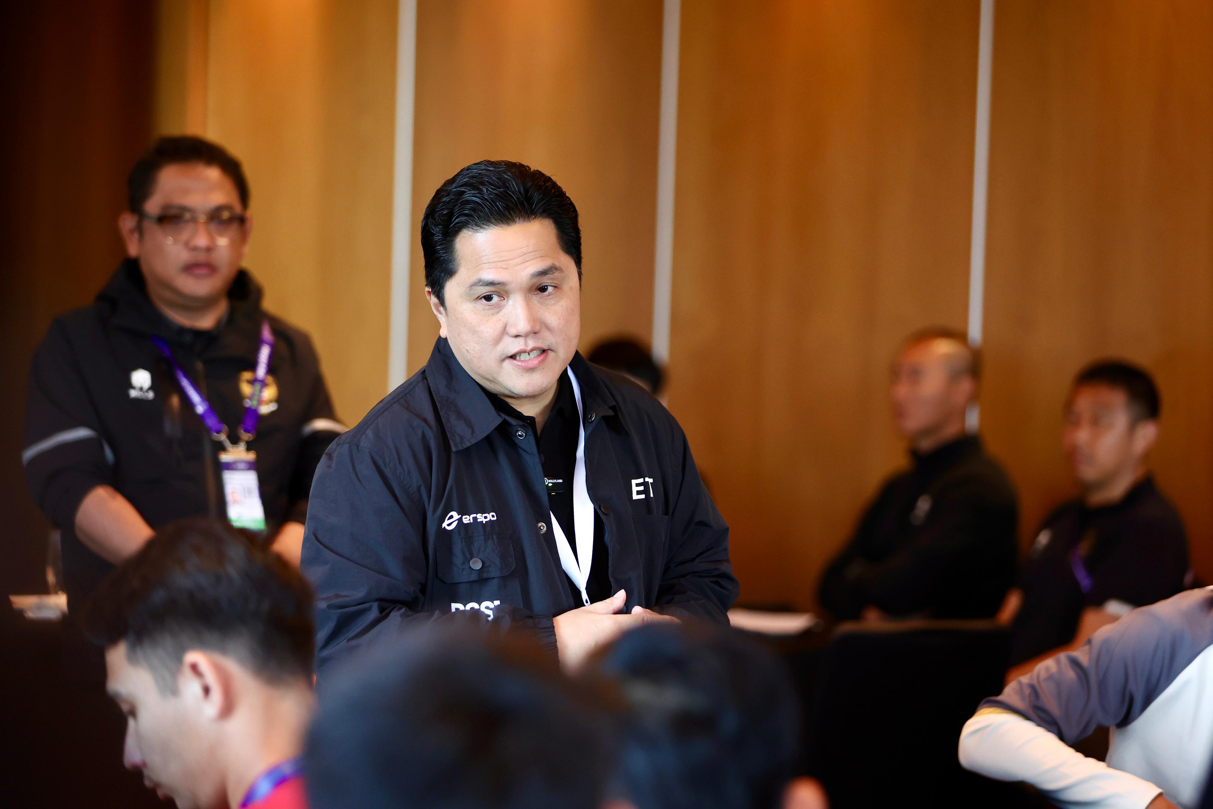 Keputusan Erick Thohir untuk mendampingi timnas Indonesia U-23 berlaga di Paris, Prancis, dalam ajang playoff Olimpiade 2024 mengundang polemik.