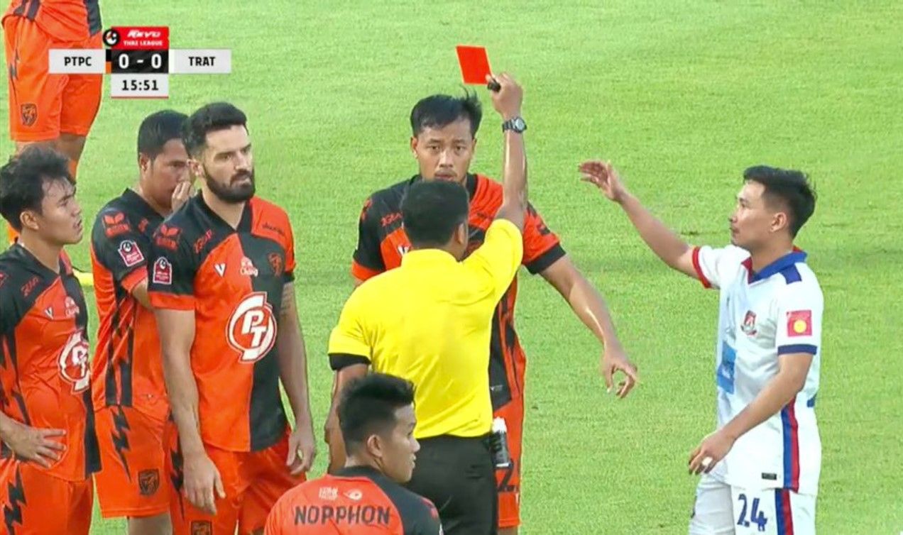 Wasit mengeluarkan kartu merah untuk pemain Prachuap pada laga melawan Trat FC, Selasa (2/4/2024)/foto: tangkapan layar pertandingan Thai League 1.