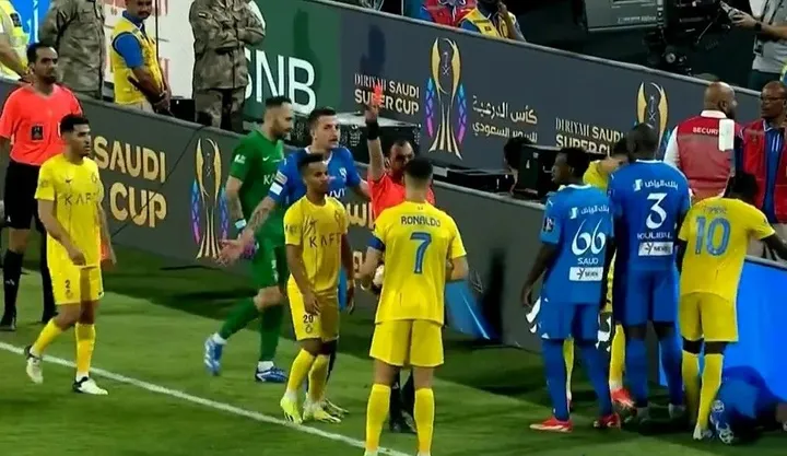 Cristiano Ronaldo dikartu merah pada laga Al-Hilal vs Al-Nassr di semifinal Saudi Super Cup, Selasa (9/4/2024).