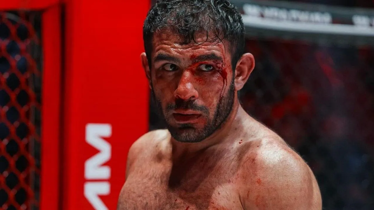 Petarung MMA Iran Dibanned Seumur Hidup usai Tendang Pantat Ring Girl