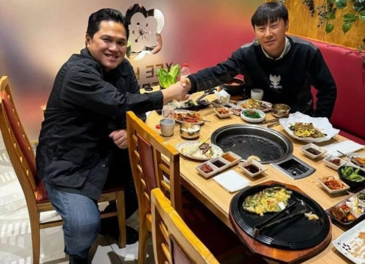 Erick Thohir dan Shin Tae-yong Makan Malam Jelang Laga Timnas Indonesia U-23 Lawan Korea Selatan