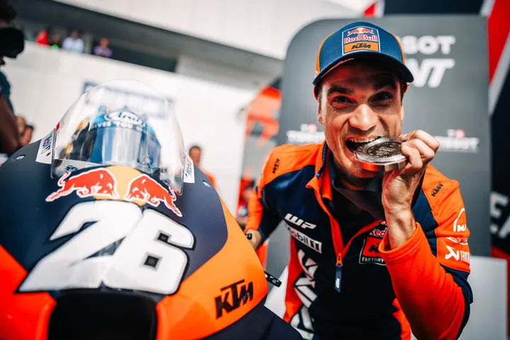 Fabio Quartararo harus merelakan posisi ketiga yang ia dapatkan dengan susah payah di sprint race MotoGP Spanyol 2024 pada Dani Pedrosa.