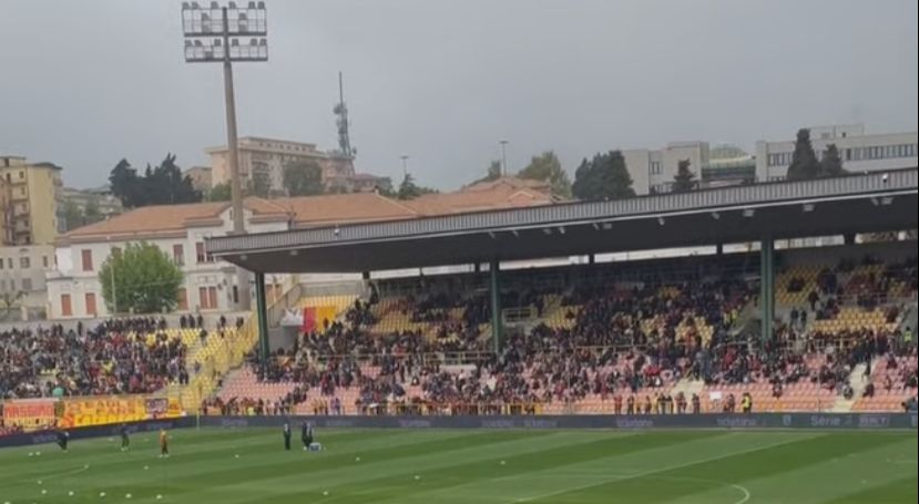 Suasana Stadion laga Catanzaro vs Venezia saat Ditunda sementara