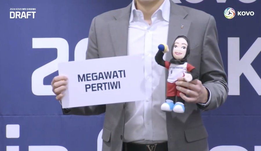 Ko Hee-jin membawa boneka Megawati Hangestri ketika mengumumkan perpanjangan kontrak di Red Sparks/foto: KOVO.