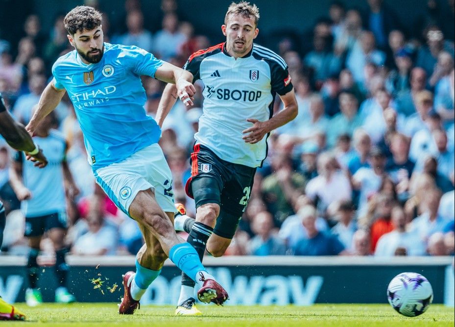 Manchester City sukses kembali ke puncak klasemen sementara Premier League 2023/2024 usai menggebuk Fulham 0-4 pada Sabtu (11/5/2024) malam WIB.