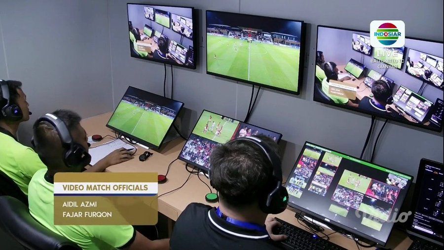 VAR resmi digunakan di Liga 1 pada laga antara Bali United vs Persib Bandung, Selasa (14/5/2024) malam WIB.