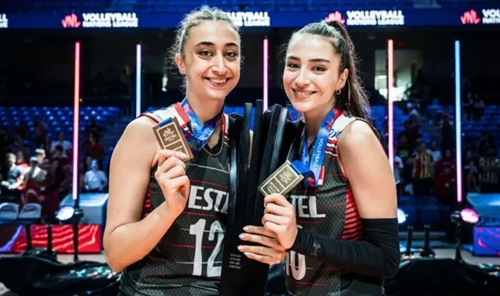 Elif Sahin dan Saliha Sahin tampil bersama di timnas voli putri Turki di VNL 2024/foto: Voleybolgundem.