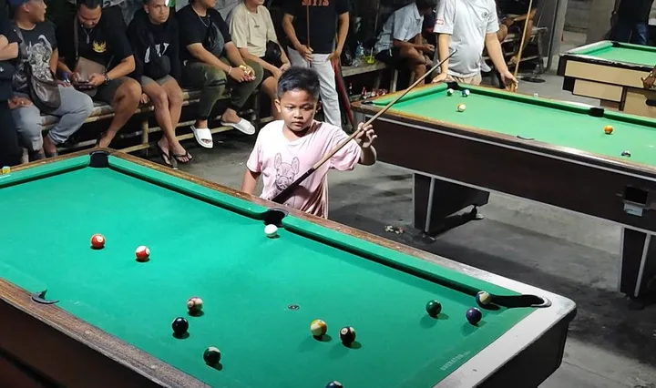 Ode Nandra, bocah 8 tahun asal Bali yang jago biliar/foto: Youtube Prema Billiard.