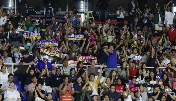 Penonton memenuhi tribun Rizal Memorial Coliseum di Manila, Filipina/foto: AVC.