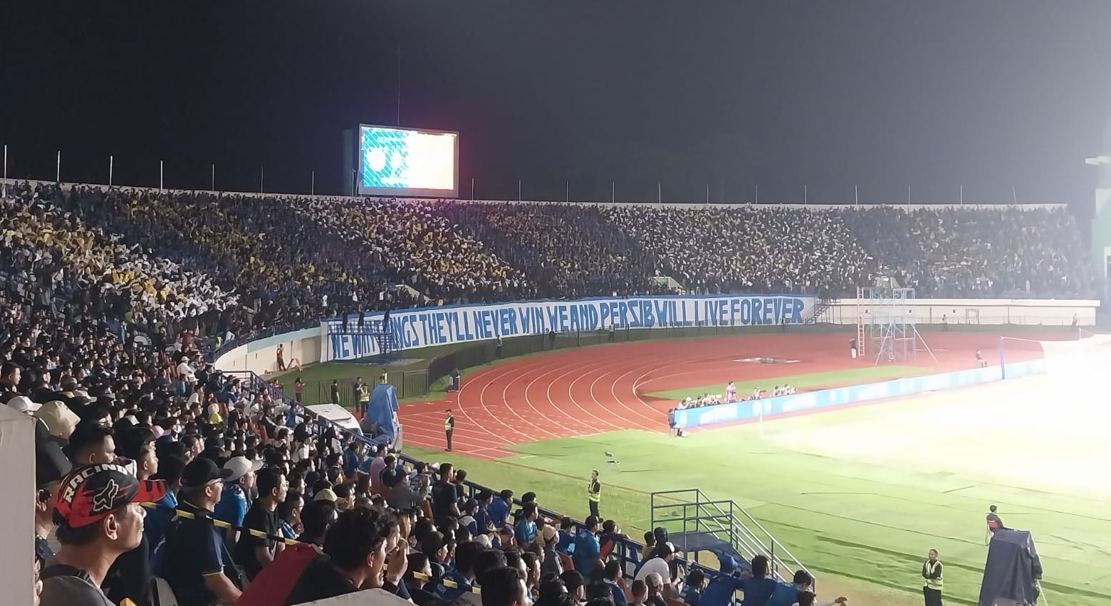 Ribuan Bobotoh memadatai Si Jalak Harupat di laga final Liga 1 antara Persib Bandung vs Madura United, Minggu (26/5/2024) malam WIB/foto: Hendra/SportCorner.