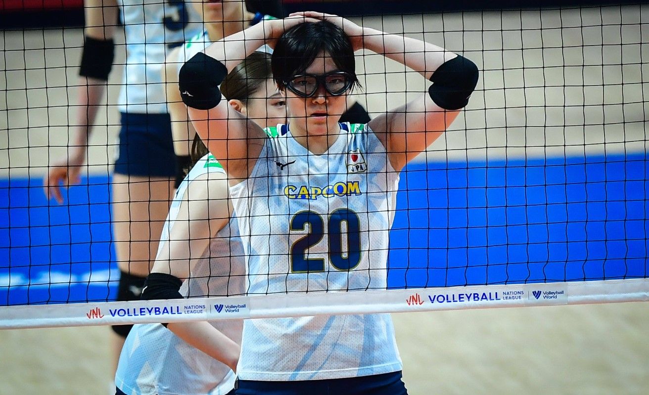 Ayaka Araki, pemain timnas voli putri Jepang yang tampil mengenakan kacamata khusus di pertandingan VNL 2024/foto: Volleyball World.