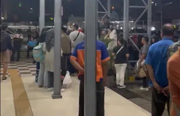 Video Bonek Sweeping Suporter Persib di Stasiun Kereta dan Jalan Raya