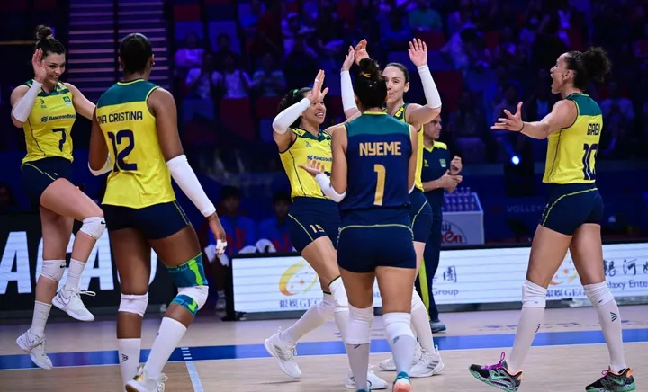 Brasil berhasil menjaga rekor tak terkalahkan atau unbeaten usai menang 3-2 atas Italia di VNL 2024 putri, Sabtu (1/6/2024)/foto: Volleyball World.