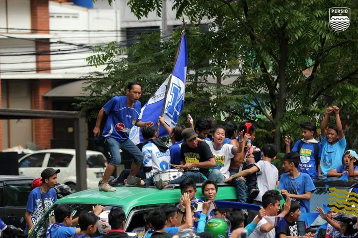 Aksi kocak pendukung Persib Bandung, Bobotoh, saat pawai juara Liga 1 2023/2024/foto: Persib Bandung.