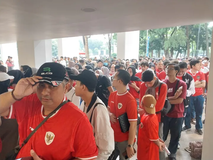 Ribuan suporter Timnas Indonesia antre masuk Stadion Madya untuk menonton laga lawan Tanzania, Minggu (2/6/2024)/foto: Nurhendra Saputra/SportCorner.